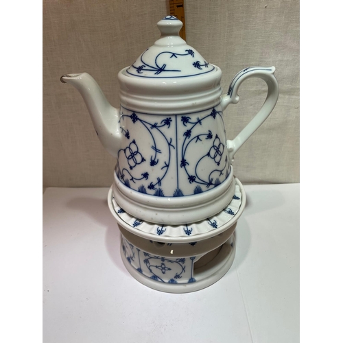 105 - KONGLICH PR TETTAU TEAPOT WARMER STAND