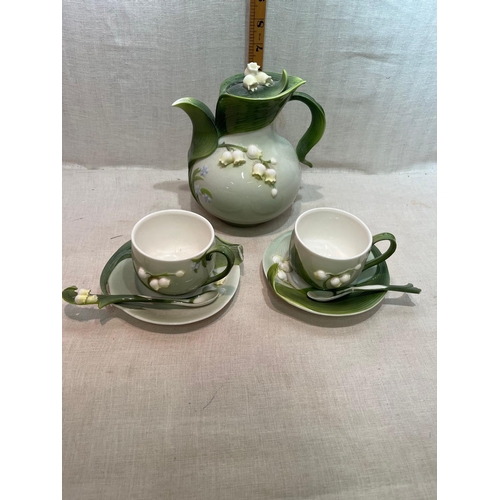 175 - GRAFF TEAPOT AND 2 CUPS AND SAUCERS