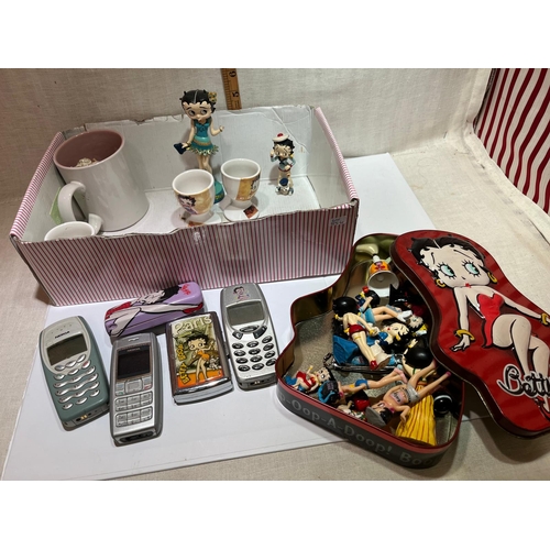 343 - BOX BETTY BOOP PHONES FIGURES ETC