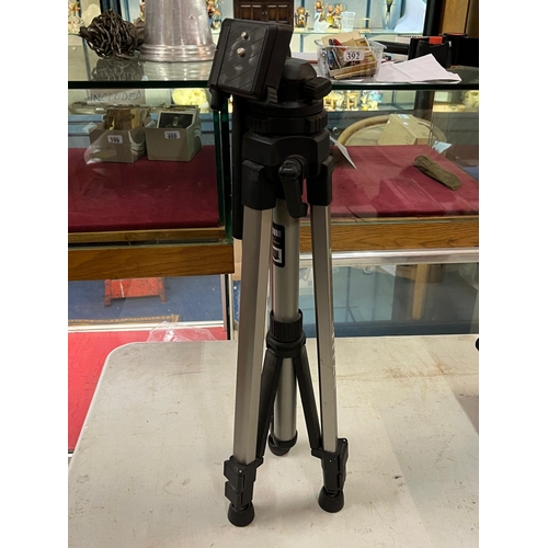 182 - ADJUSTABLE CAMERA STAND