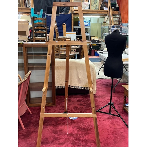 246 - LARGE ARTISTS EASEL