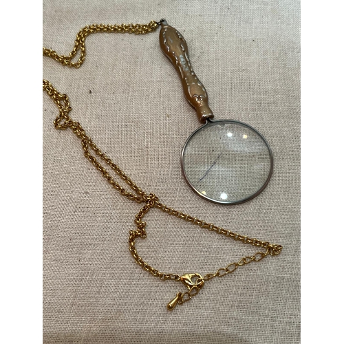 292 - NECK CHAIN WITH MAG GLASS