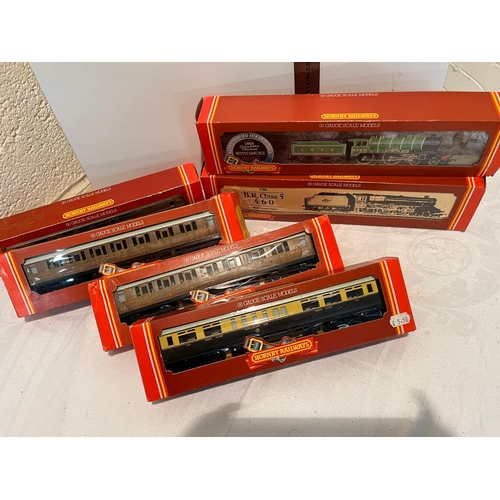 289 - 2 HORNBY TRAISN AND 4 CARRIAGES