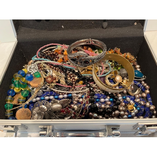 300 - BOX VINTAGE COSTUME JEWELLERY