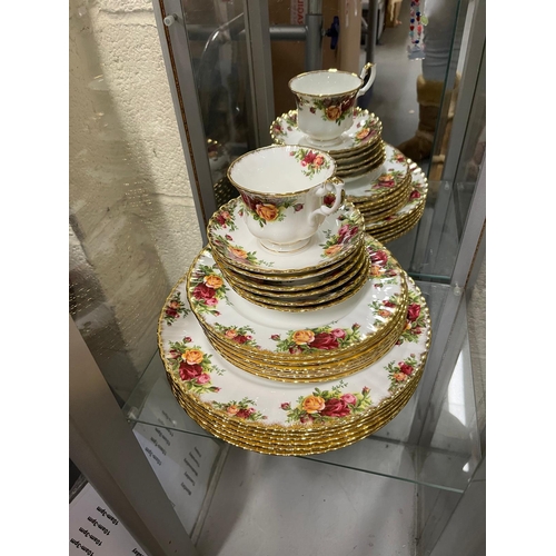 221 - 52 PIECES 1962 ROYAL ALBERT OLD COUNTRY ROSE WITH TEAPOT