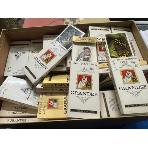 315 - BOX GRANDEE COLLECTOR CARDS BIRDS-BUTTERFLIES ETC