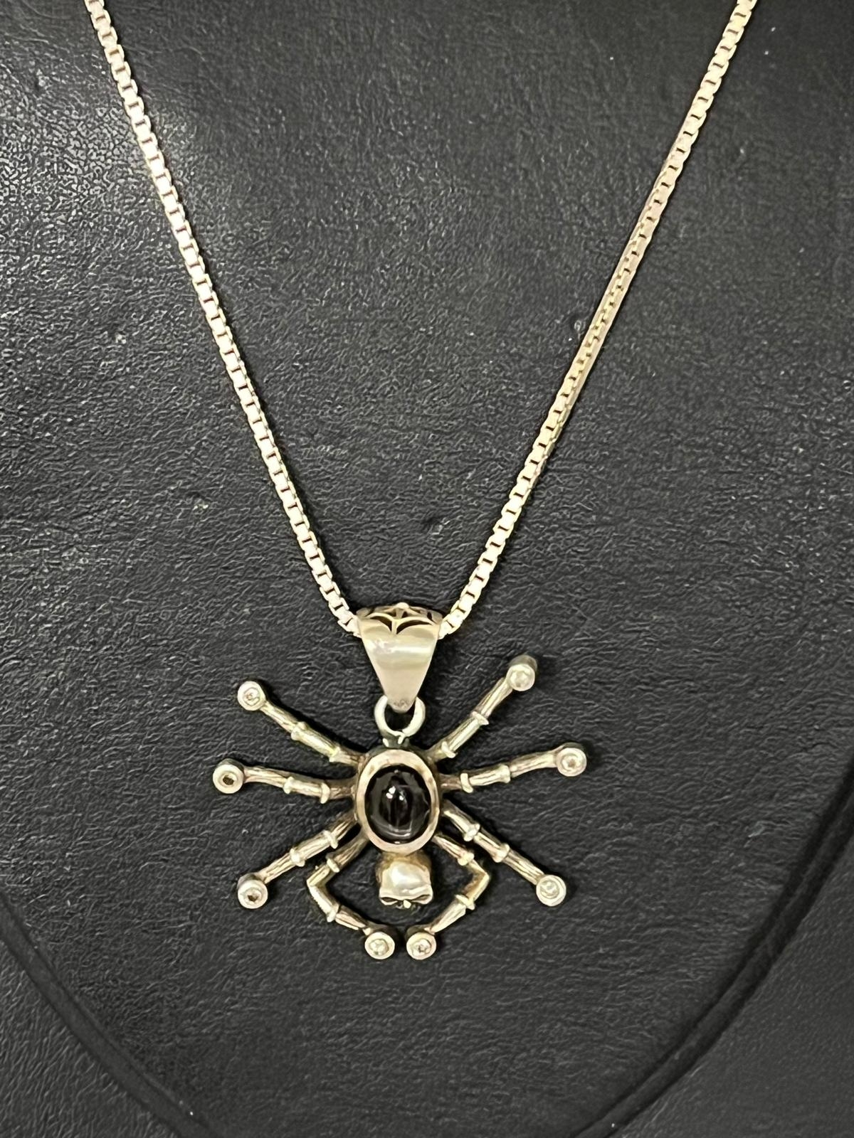 SILVER TONE SET SPIDER PENDAANT ON SILVER CHAIN