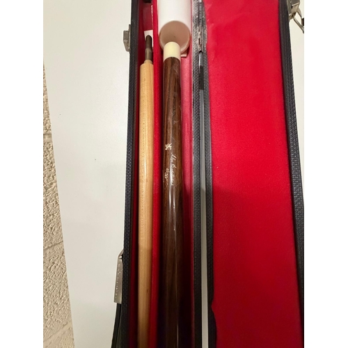24 - CASED SNOOKER CUE