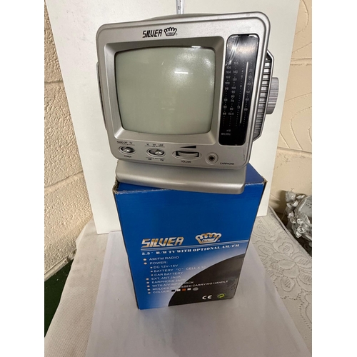 39 - CROWN PORTABLE RADIO/CAR JACK ETC