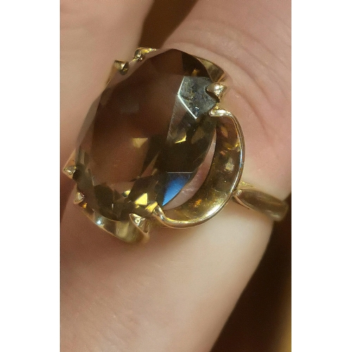 188 - 9ct Gold Smoky Quartz Ring - size M