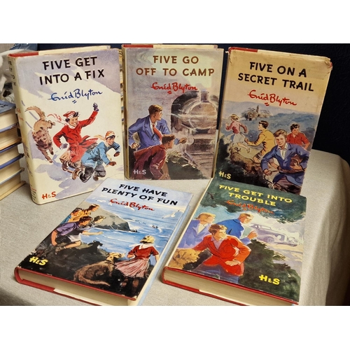 141 - Quintet of Various Enid Blyton Famous Five Books, inc Five Get Into a Fix, Five Go Off to Camp, Five... 