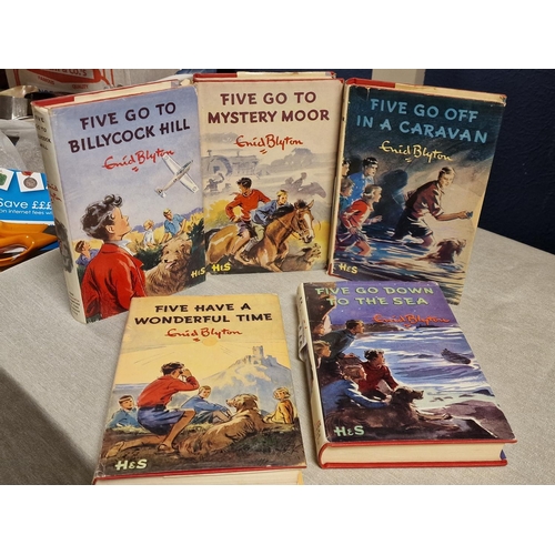 143 - Quintet of Various Enid Blyton Famous Five Books, inc Five Go To Billycock Hill, Five Go to Mystery ... 