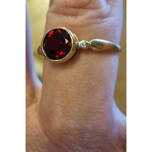 207 - 9ct Gold & Garnet Dress Ring, size P