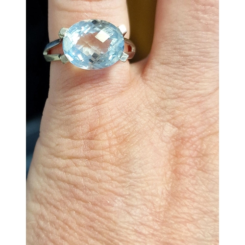 150 - 9ct White Gold & Large Aquamarine Stone Dress Ring - size M, 3.9g