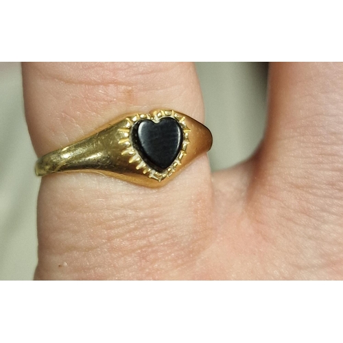 254 - 9ct Gold and Black Stone Heart Shaped Ring - size L+0.5