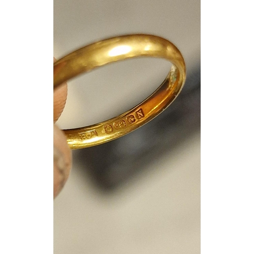 148 - 22ct Gold Wedding Band Ring - size I, 2g