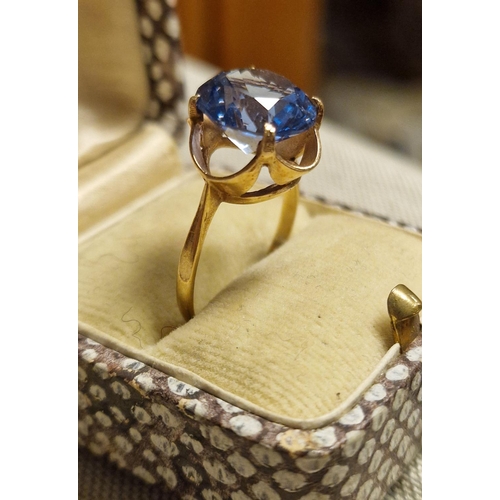 180 - 9ct Gold and Blue Topaz Dress Ring (very strong central stone) size O, 2.8g