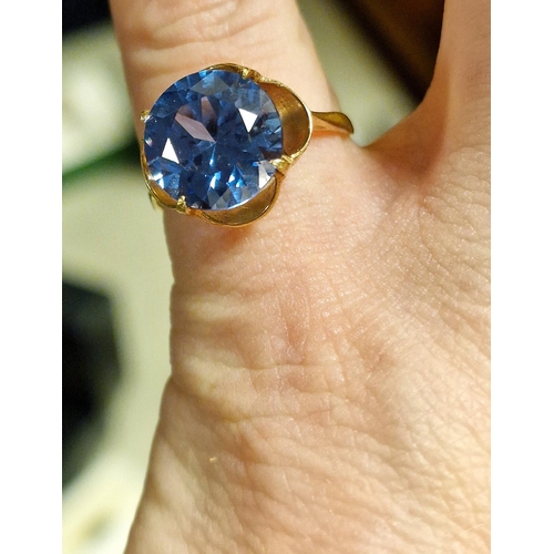 180 - 9ct Gold and Blue Topaz Dress Ring (very strong central stone) size O, 2.8g