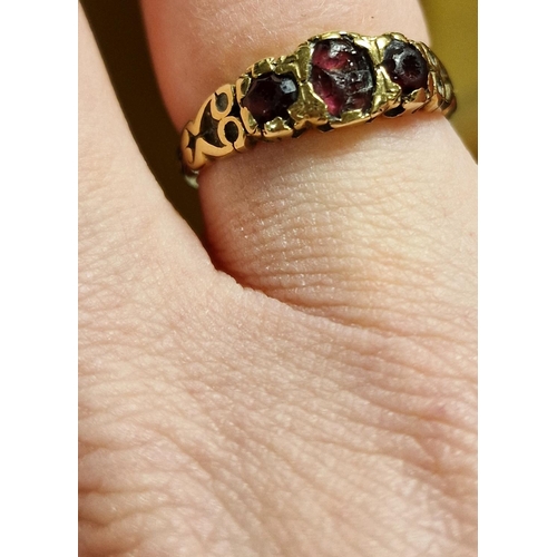 134 - Antique 9ct Gold & Garnet Dress Ring - 2.6g & size O