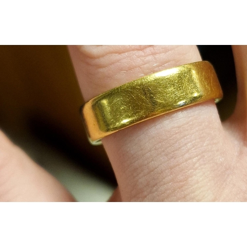 135 - 9ct Gold Wedding Band Ring - size r+0.5 & 8.35g