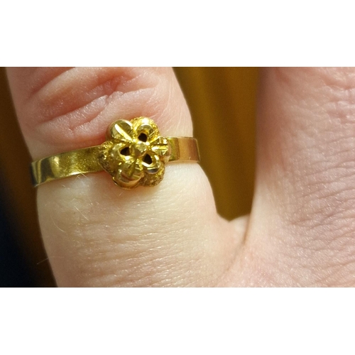 182 - 18ct Gold Flower Cluster Dress Ring - size K