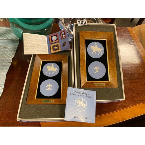 203 - 2 x Boxed Wedgwood Duo of Arnold Machin Jubilee Crown Collection Jasperware Medallions Mounted in a ... 