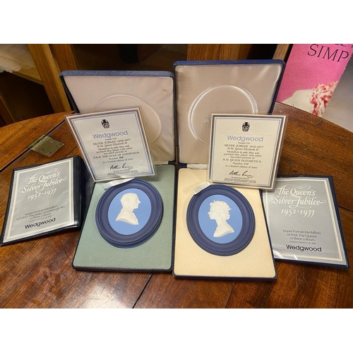 215 - Pair of Boxed Wedgwood Portrait Medallions Approx 12cm x 10cm of HM Queen Elizabeth II Number 478 in... 