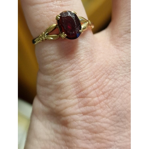 173b - 9ct Gold & Garnet Dress Ring, size N