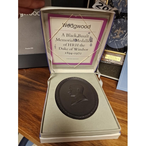 200 - Boxed Wedgwood Black Basalt Memorial Medallion of HRH The Duke Of Windsor 1894-1972. Approx 11cm x 8... 