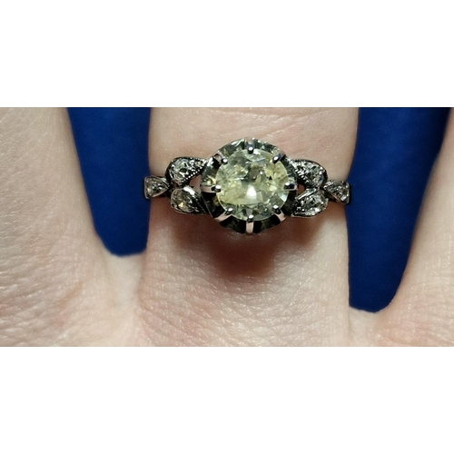 117 - Vintage 18ct Solitaire Diamond Ring w/diamond shoulders - size P & 2.4g