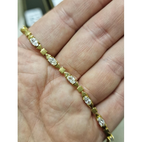 121 - Cased 9ct Gold Tennis Bracelet - 6.8g & 7.5 inches long