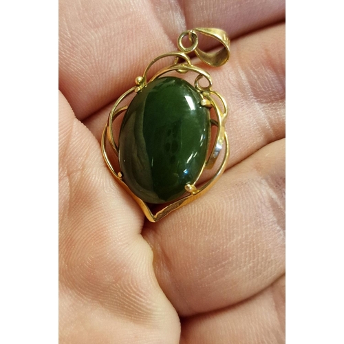 74 - 18ct Gold & Jade (Nephrite) Pendant - 2.85g