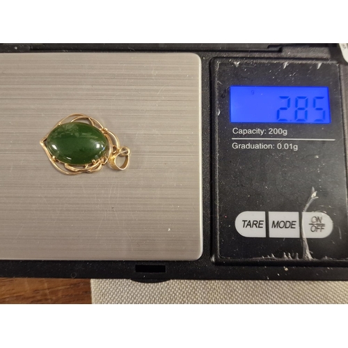 74 - 18ct Gold & Jade (Nephrite) Pendant - 2.85g