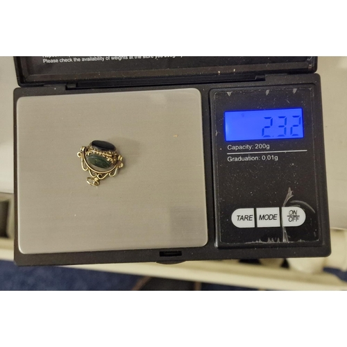 186a - 9ct Gold Carnelion/Lapis Swivel Fob - 2.3g