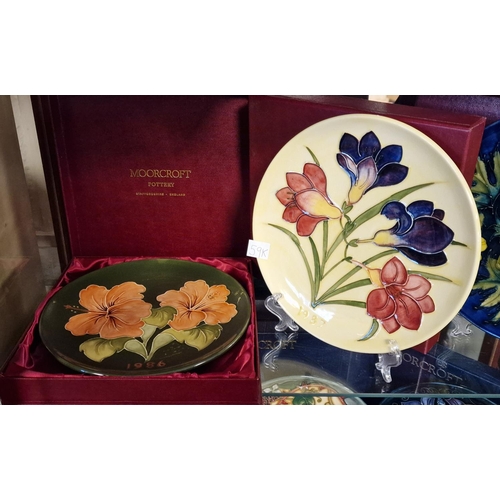 59k - Moorcroft Pair of Boxed Annual 1986 and 1987 Floral Year Plates - 22cm diameter