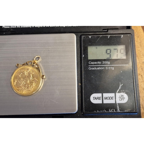 69 - 22ct Gold Sovereign Coin - dated 1925 w/mount - total weight 9.8g