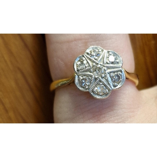 101 - 18ct Gold & Diamond Floral Cluster Ring, size M & 2.9g