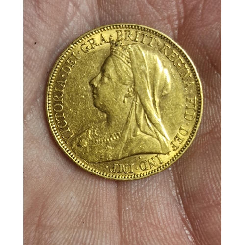 104 - 22ct Gold Sovereign Coin, 1899 Queen Victoria - 8g