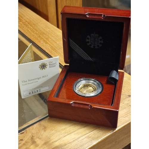 88 - 22ct Gold Royal Mint 2017 Sovereign Coin w/original case and certificate - 7.98g