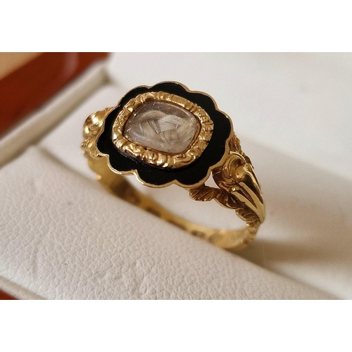 136 - 18ct Gold Antique Mourning Ring & size M+0.5, 2.8g