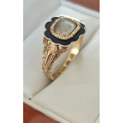 136 - 18ct Gold Antique Mourning Ring & size M+0.5, 2.8g