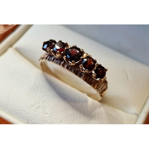 169 - 9ct Gold & Garnet Single Row Cluster Ring - size Q & 2.45g