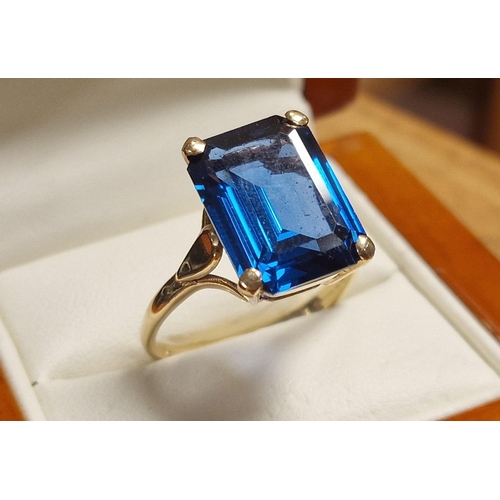 209 - 9ct Gold and Blue Stone Vintage Dress Ring, size Y & 6.7g