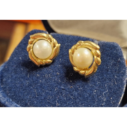 225 - 9ct Gold & Pearl Stud Earrings Pair