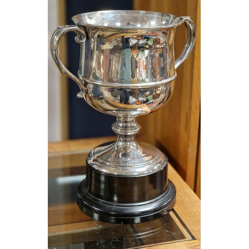 130 - Goldsmiths & Silversmiths Large Sterling Silver Trophy - 1903 & weights 1.266kg, 31.5cm high inc sta... 