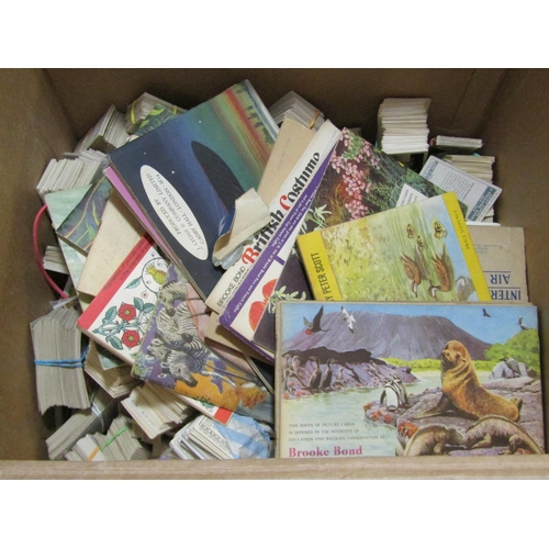 31 - CIGARETTE CARDS - Extensive loose accumulation mainly in bundles for 1930s onwards cigarette cards, ... 