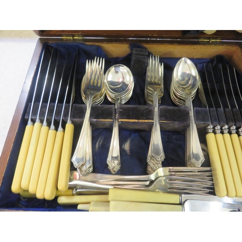 266 - Oak Cased Cutlery