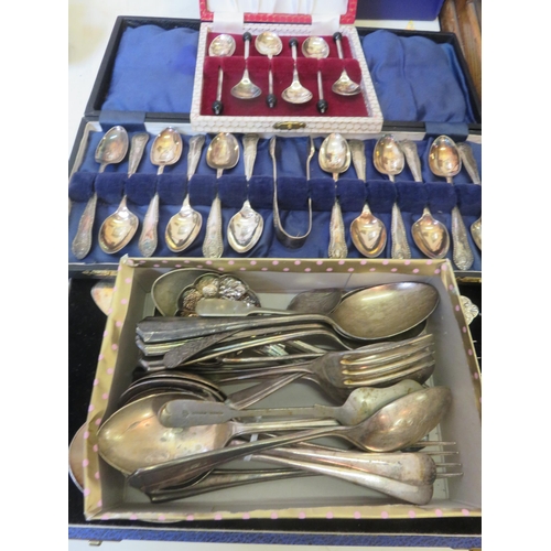 222 - Small lot of boxed and loose Cutlery