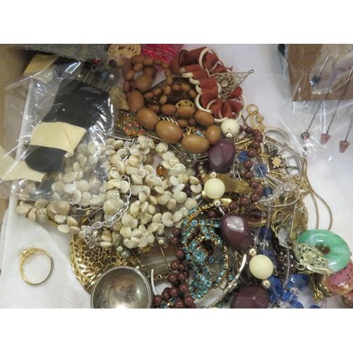 260 - Quantity of Costume Jewellery