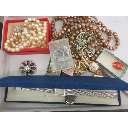 194 - A Quantity of Costume Jewellery